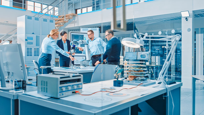 Equipo trabajando en un laboratorio tecnológico con equipos avanzados y una atmósfera de colaboración
