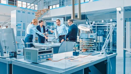 Equipo trabajando en un laboratorio tecnológico con equipos avanzados y una atmósfera de colaboración