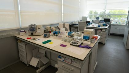 Zona de laboratorios del Hospital Cl&iacute;nico Veterinario de la Universidad Europea de Madrid