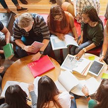 Reunión de personas estudiando
