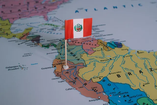 Bandera de Perú con pin sobre un mapa