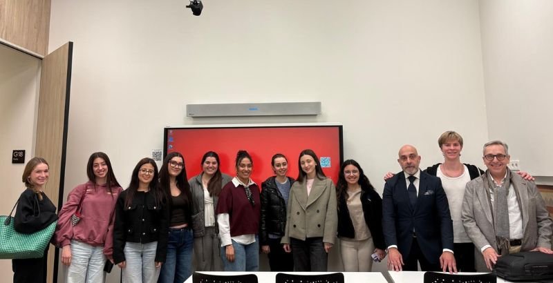 CHARLA DECANO EN LA UEV