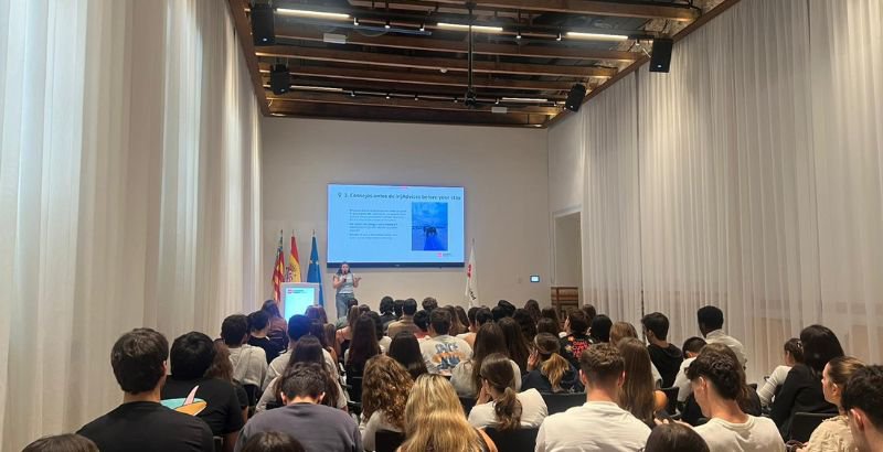 CHARLA ESTUDIANTE.jpg