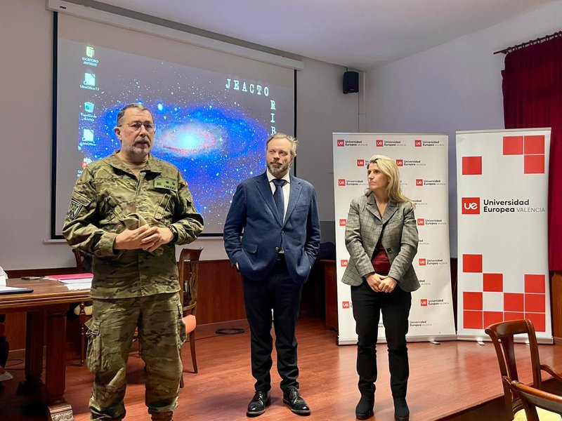 Carla, Frederic y Teniente Coronel.jpeg