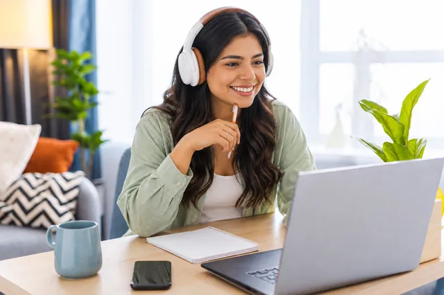 Estudiante de una carrera virtual aprendiendo desde casa en el ordenador