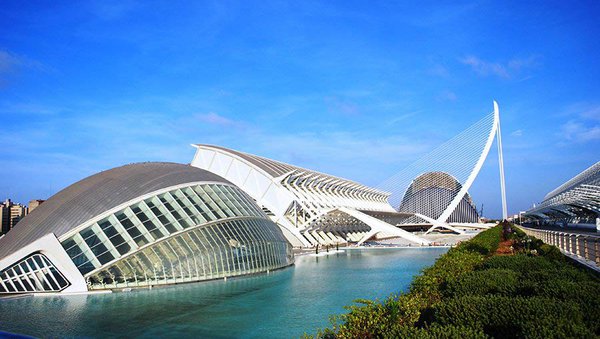 Ciudad_de_las_Artes_y_las_Ciencias,_Valencia.jpg
