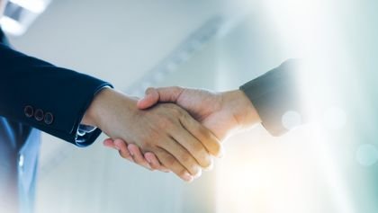 Socio de confianza. Hombres de negocios que hacen apretón de manos con el socio, saludo, trato, fusión y adquisición
