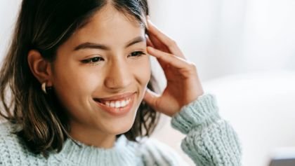 Mujer sonriente trabajando en un ordenador