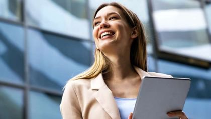 Chica emprendedora con tablet en la mano