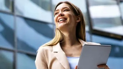 Chica emprendedora con tablet en la mano