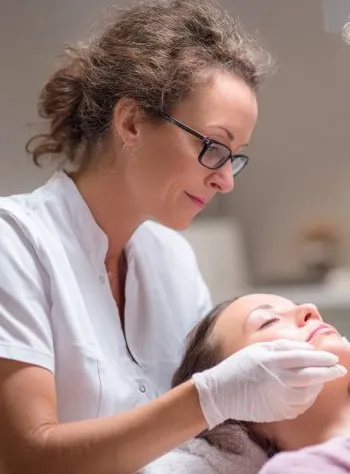 Máster en Enfermería Dermoestética de la Universidad Europea.