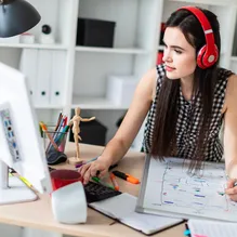 Joven mujer estudiando diseño gráfico online