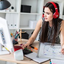 Joven mujer estudiando diseño gráfico online