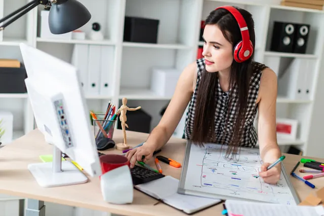 Joven mujer estudiando diseño gráfico online