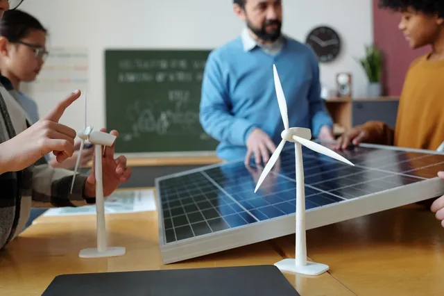 Estudiantes de energías renovables en una clase mirando paneles solares
