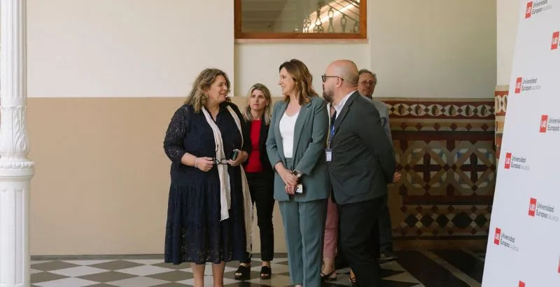 FOTO HABLANDO CLAUSTRO ALCALDESA.jpg