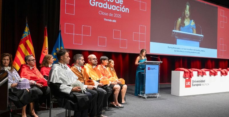 FOTO PAULA LEYENDO.jpg