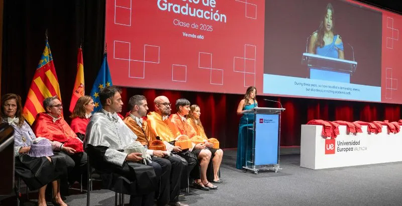 FOTO PAULA LEYENDO.jpg