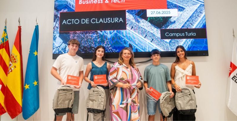 FOTO PREMIADOS CON RECTORA.jpg