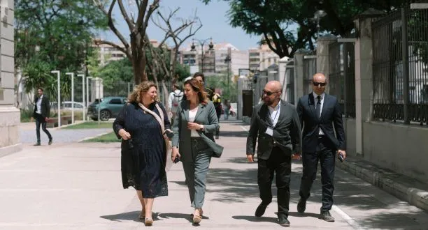 FOTO mini CAMINANDO ALCALDESA.jpg