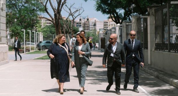 FOTO mini CAMINANDO ALCALDESA.jpg