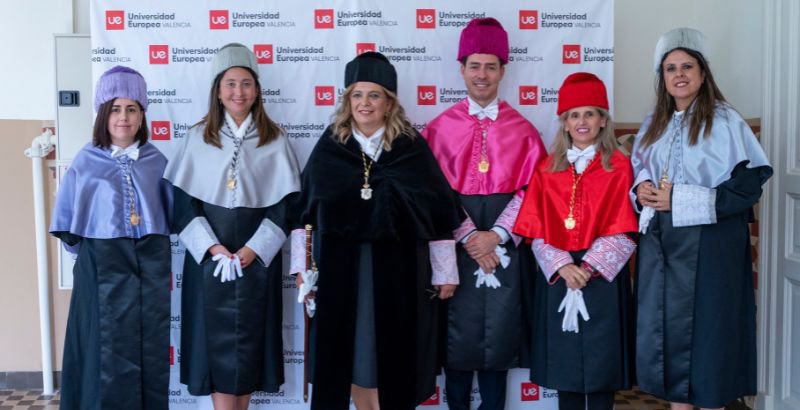 Foto familia RECTORA, VICE, DECANOSSS.jpg