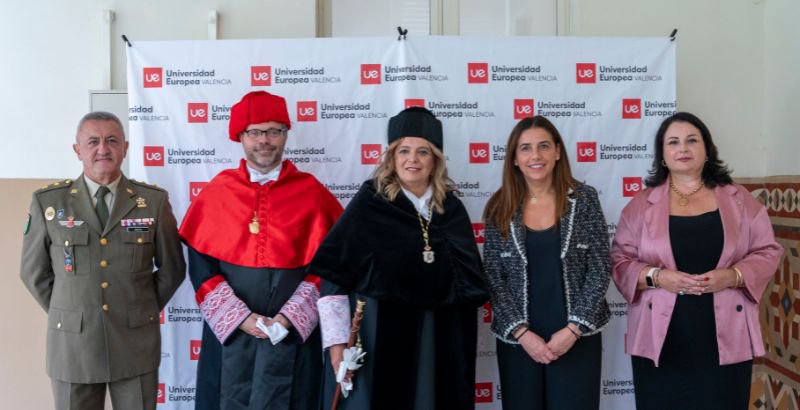 Foto familia mesa CABECERA.jpg