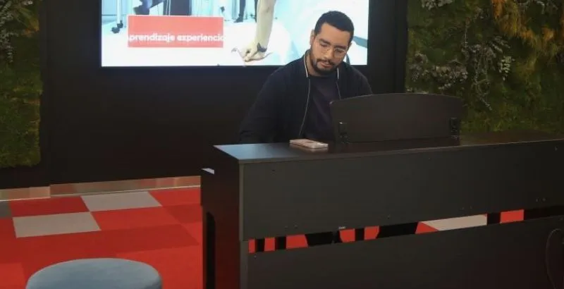 HOMBRE TOCANDO EL PIANO.jpg