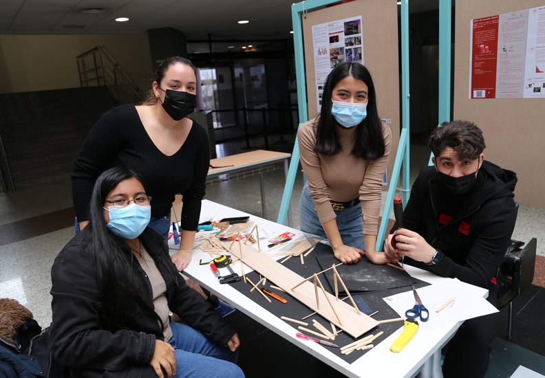 El Concurso de Puentes 2022 ya tiene ganadores, con una brillante maqueta que ha soportado el máximo peso en la prueba de carga