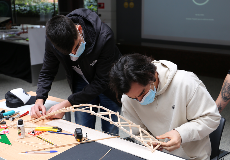 El Concurso de Puentes 2022 ya tiene ganadores, con una brillante maqueta que ha soportado el máximo peso en la prueba de carga