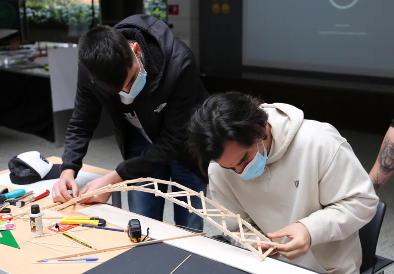 El Concurso de Puentes 2022 ya tiene ganadores, con una brillante maqueta que ha soportado el máximo peso en la prueba de carga