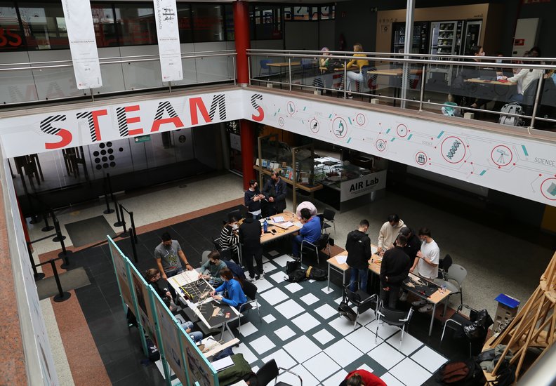 El Concurso de Puentes 2022 ya tiene ganadores, con una brillante maqueta que ha soportado el máximo peso en la prueba de carga