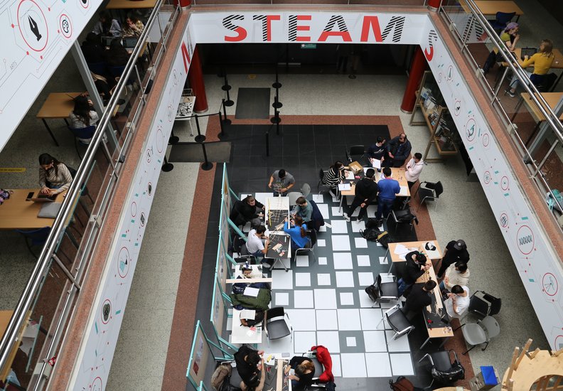 El Concurso de Puentes 2022 ya tiene ganadores, con una brillante maqueta que ha soportado el máximo peso en la prueba de carga