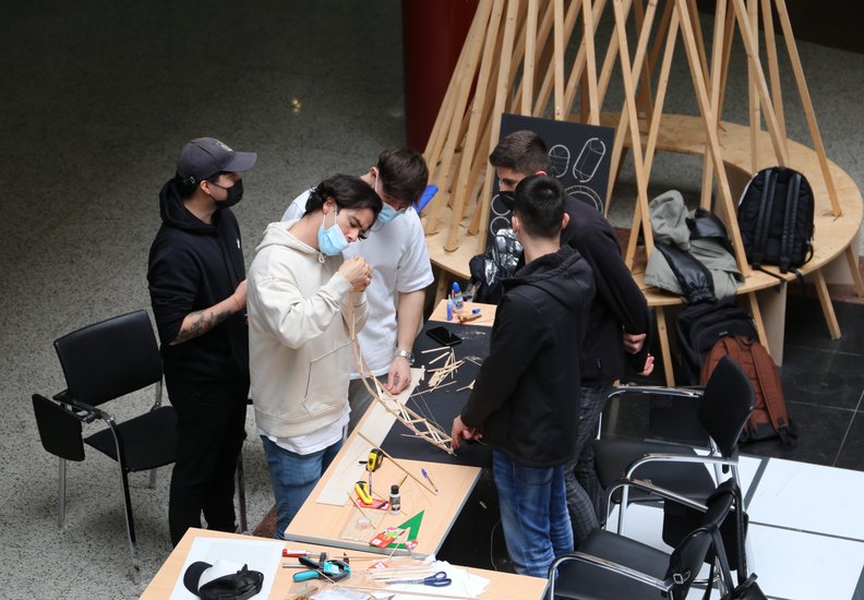 El Concurso de Puentes 2022 ya tiene ganadores, con una brillante maqueta que ha soportado el máximo peso en la prueba de carga