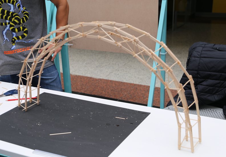 El Concurso de Puentes 2022 ya tiene ganadores, con una brillante maqueta que ha soportado el máximo peso en la prueba de carga