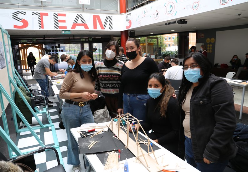 El Concurso de Puentes 2022 ya tiene ganadores, con una brillante maqueta que ha soportado el máximo peso en la prueba de carga