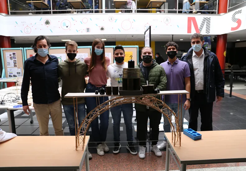 El Concurso de Puentes 2022 ya tiene ganadores, con una brillante maqueta que ha soportado el máximo peso en la prueba de carga