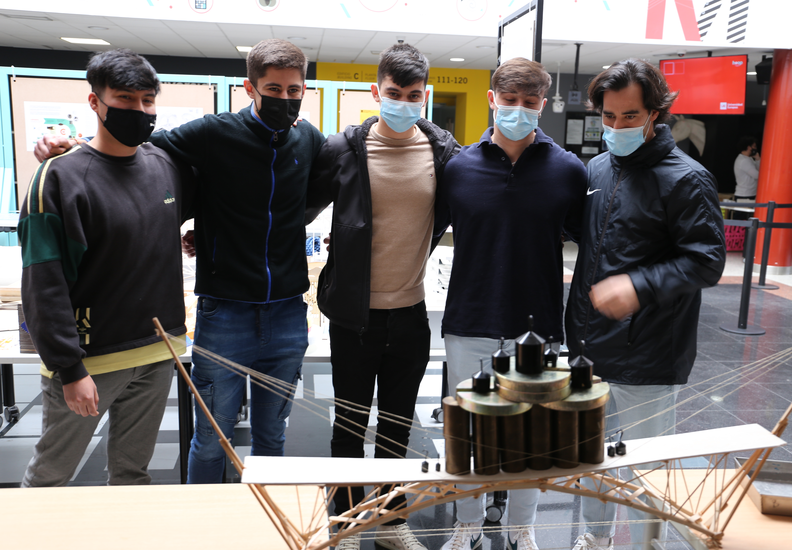 El Concurso de Puentes 2022 ya tiene ganadores, con una brillante maqueta que ha soportado el máximo peso en la prueba de carga