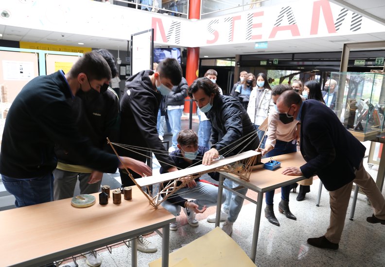 El Concurso de Puentes 2022 ya tiene ganadores, con una brillante maqueta que ha soportado el máximo peso en la prueba de carga