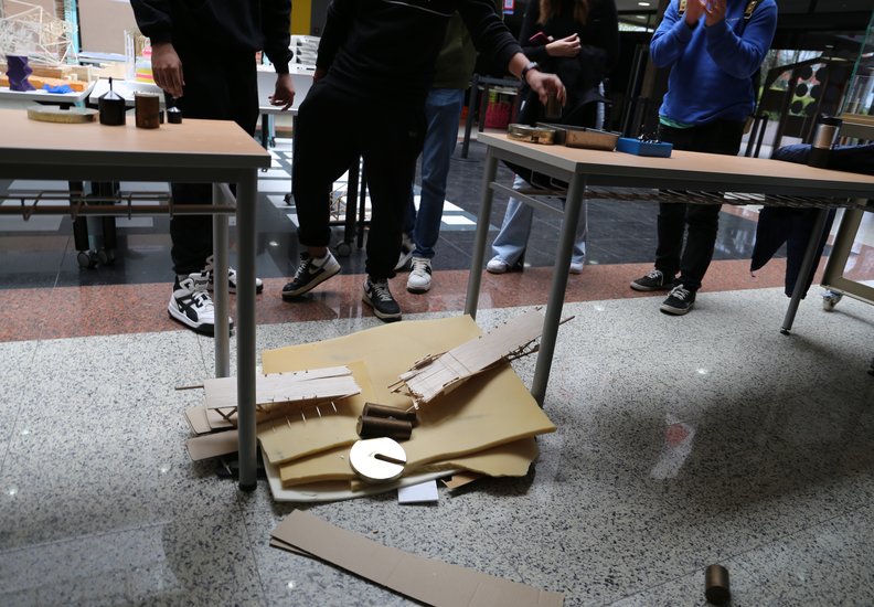 El Concurso de Puentes 2022 ya tiene ganadores, con una brillante maqueta que ha soportado el máximo peso en la prueba de carga