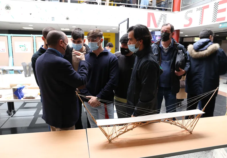 El Concurso de Puentes 2022 ya tiene ganadores, con una brillante maqueta que ha soportado el máximo peso en la prueba de carga