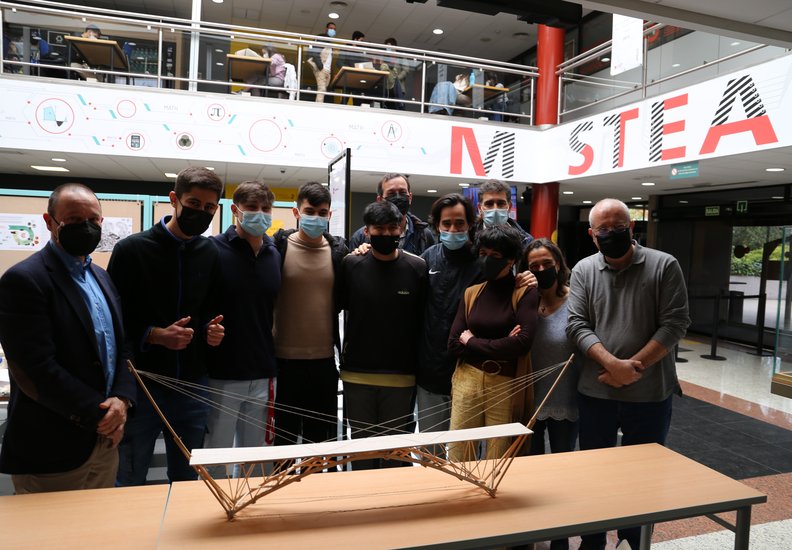El Concurso de Puentes 2022 ya tiene ganadores, con una brillante maqueta que ha soportado el máximo peso en la prueba de carga