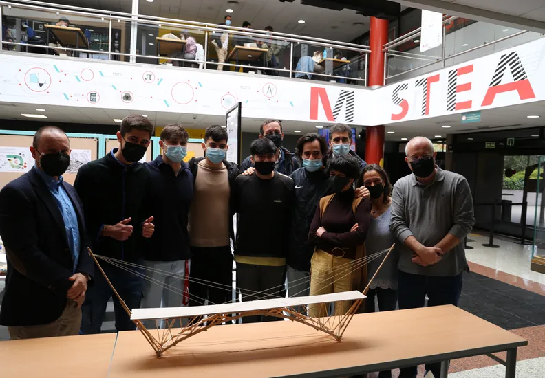 El Concurso de Puentes 2022 ya tiene ganadores, con una brillante maqueta que ha soportado el máximo peso en la prueba de carga