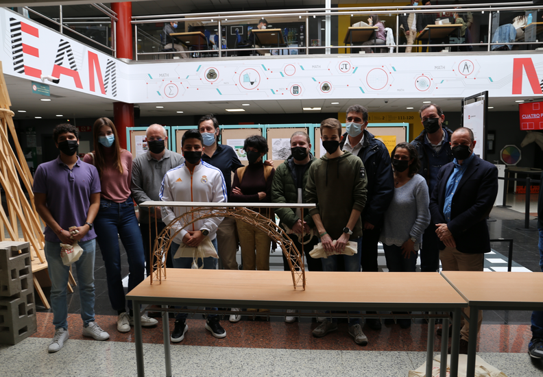 El Concurso de Puentes 2022 ya tiene ganadores, con una brillante maqueta que ha soportado el máximo peso en la prueba de carga