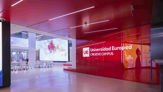 Vista zonas comunes  del edificio Creative Campus con áreas verdes