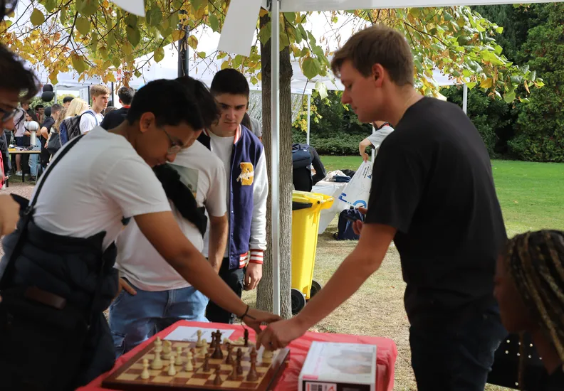 La Feria de Clubes recibe a más de 2.500 visitantes en el campus de Villaviciosa de Odón