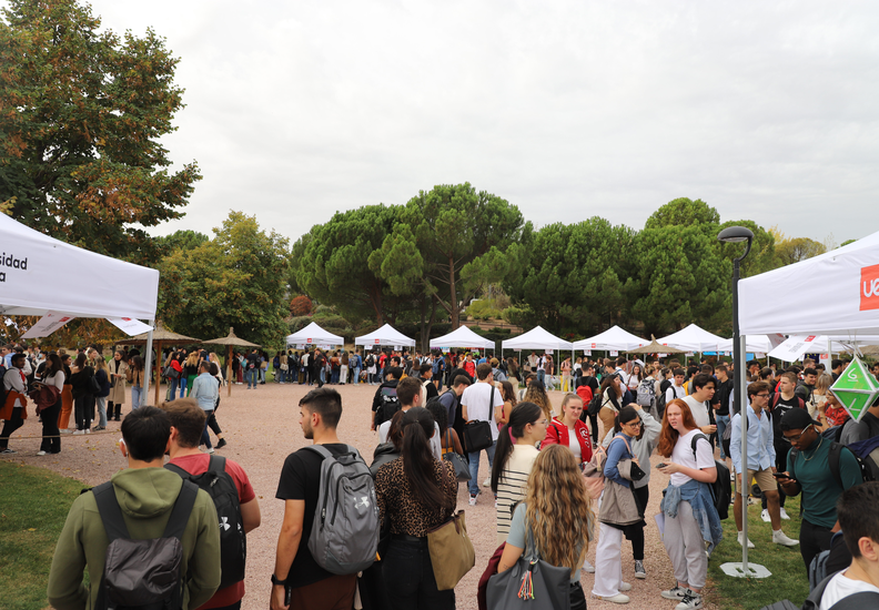 La Feria de Clubes recibe a m&aacute;s de 2.500 visitantes en el campus de Villaviciosa de Od&oacute;n