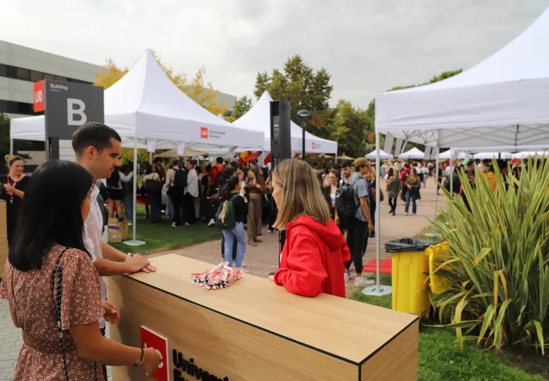 La Feria de Clubes recibe a más de 2.500 visitantes en el campus de Villaviciosa de Odón