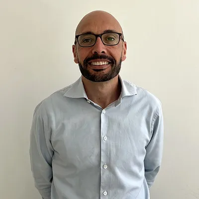 Jorge-Mora-Rojo-profesor