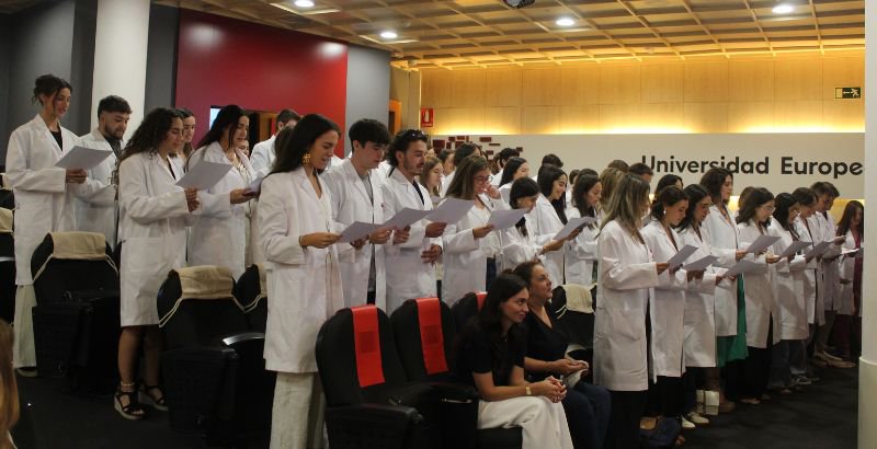 LECTURA JURAMENTO ACTO BATA BLANCA_ CABACERA GENERAL 5.jpg